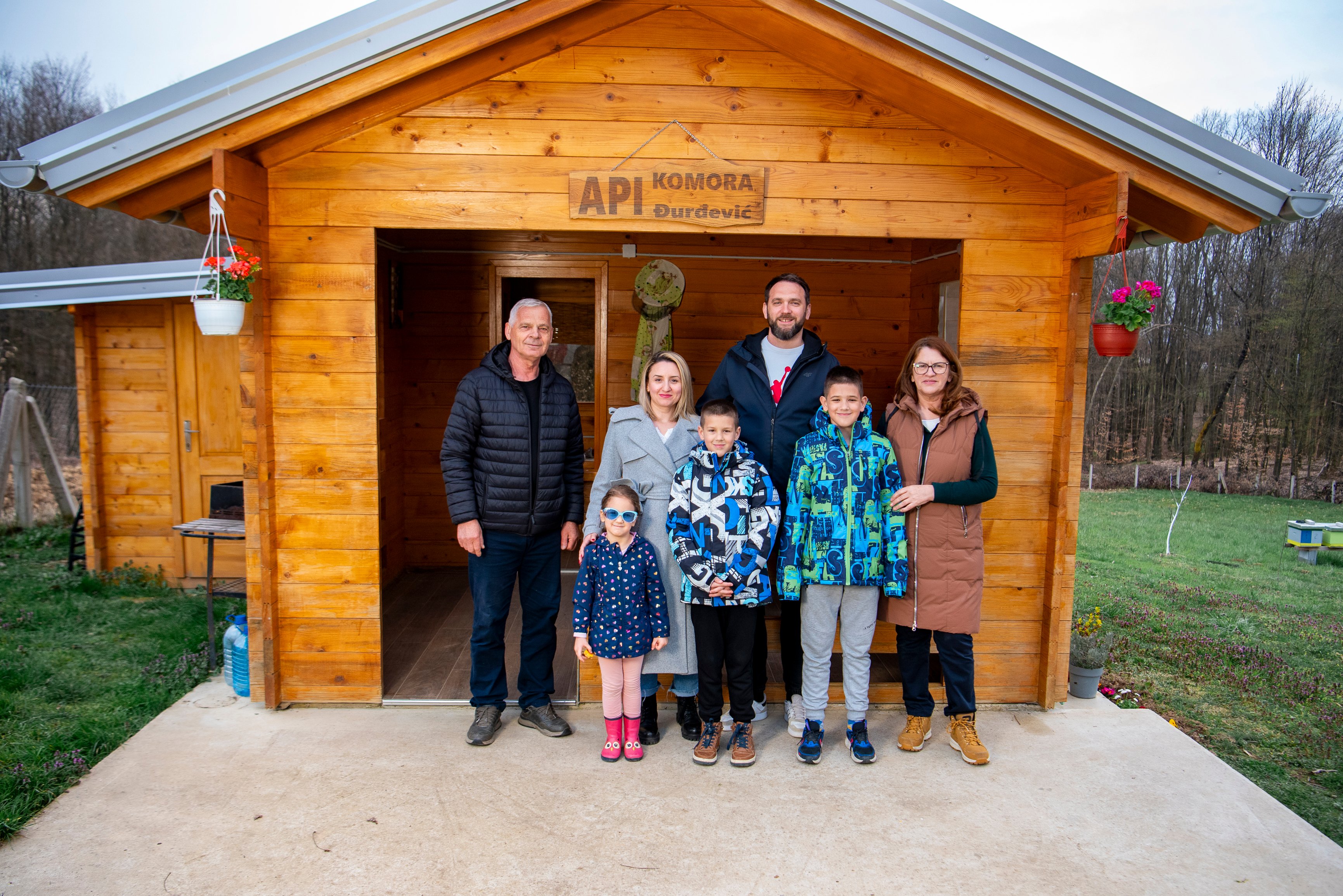 Porodica Đurđević na pčelinjaku
