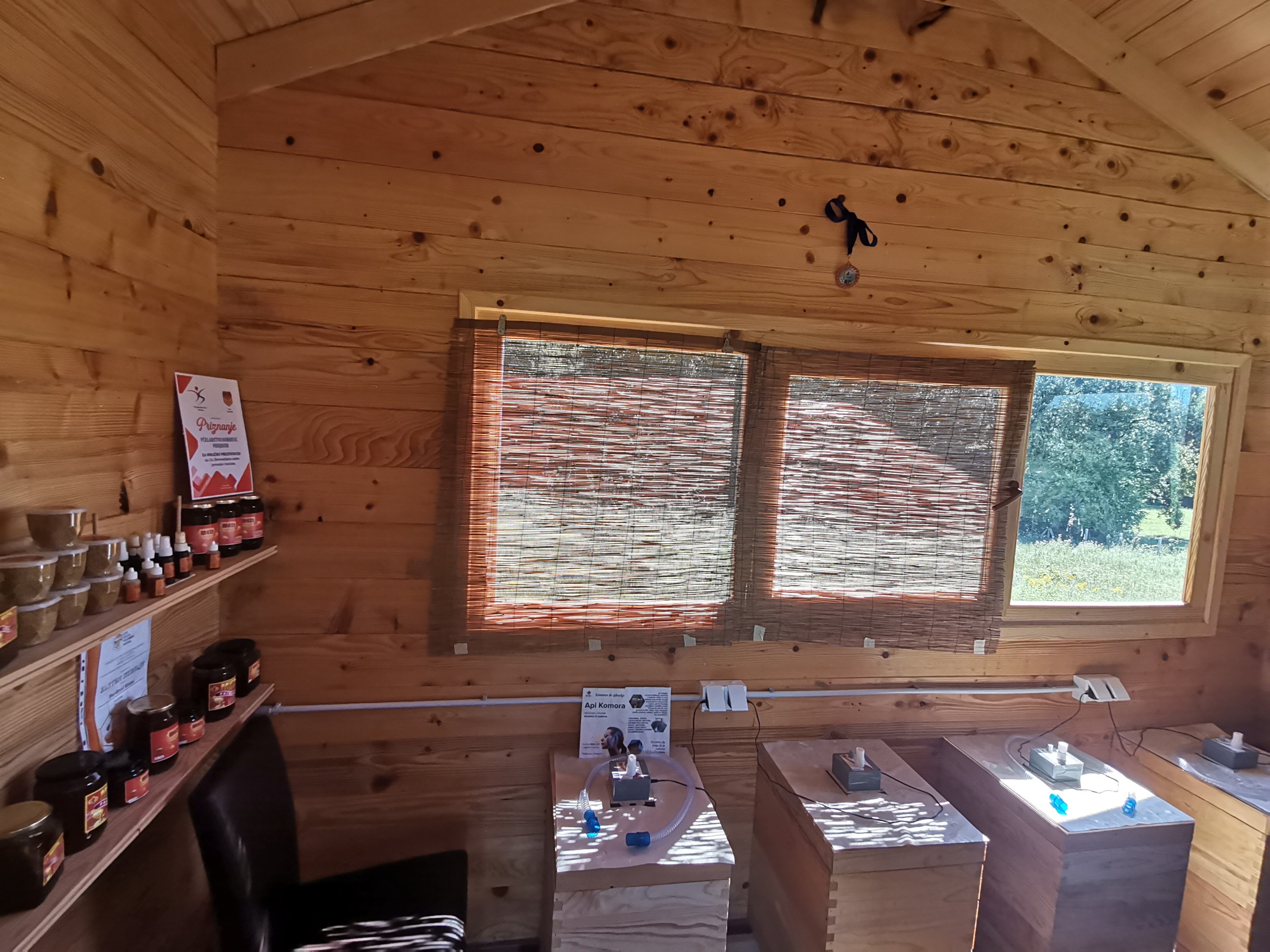 Unutrašnjost Api Komore sa pčelinjim proizvodima