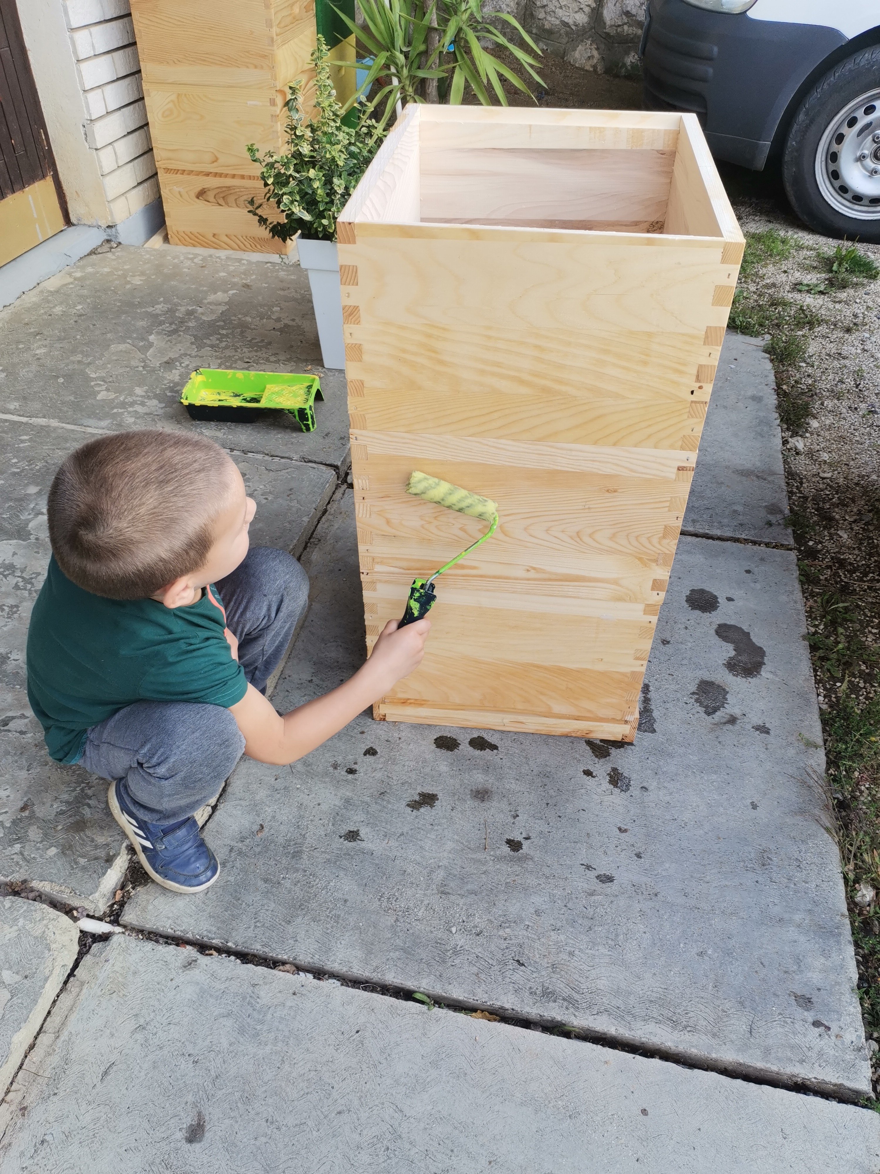 Mladi pčelar uči zanat na pčelinjaku