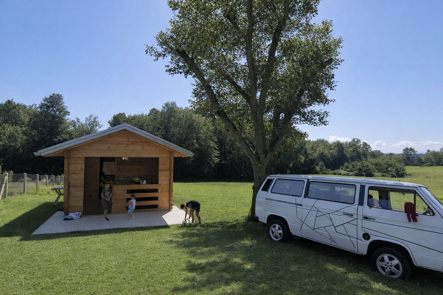 Api Komora kabina okružena prirodom