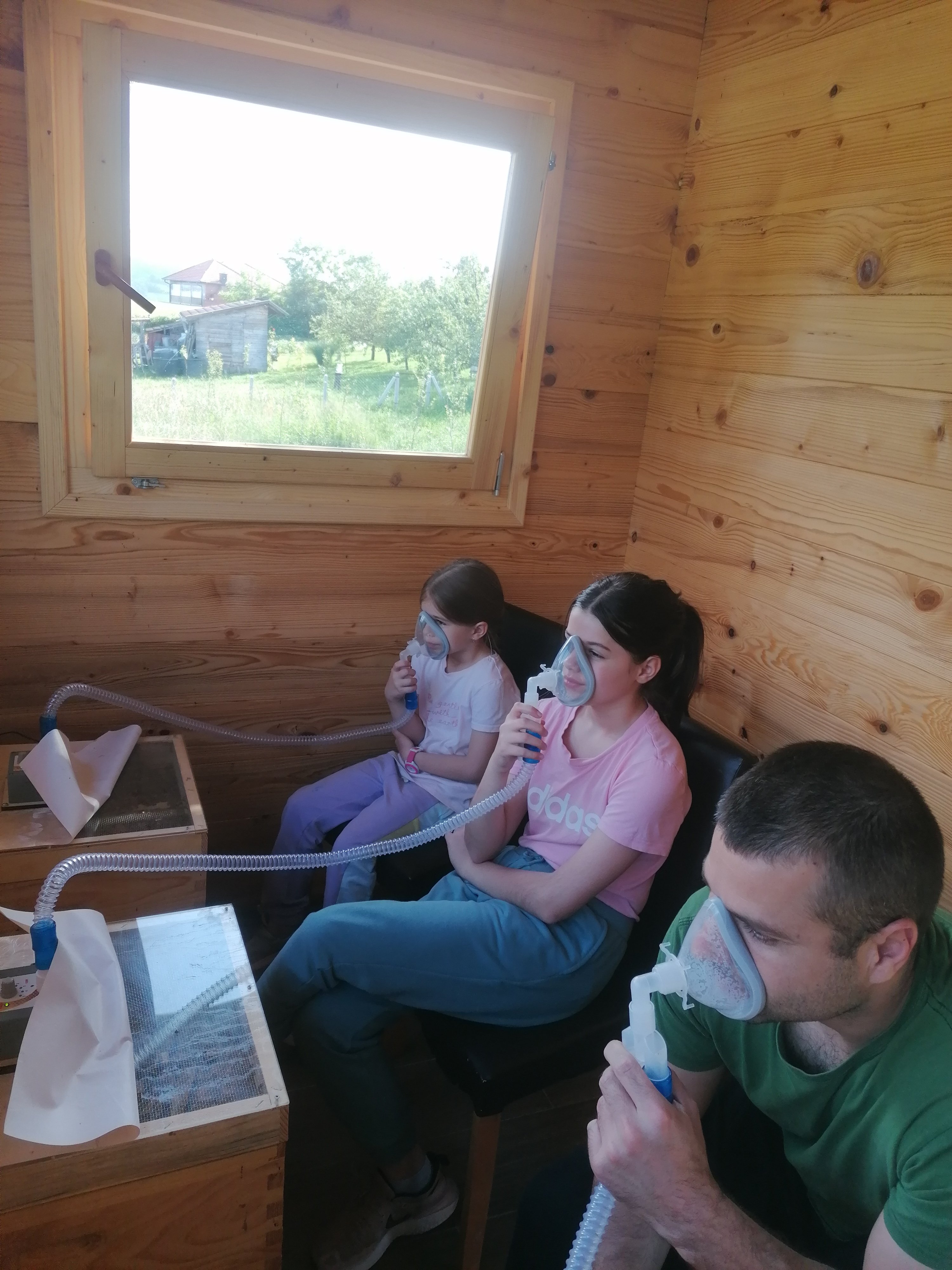 Porodična sesija apiterapije — inhalacija iz pčelinje komore